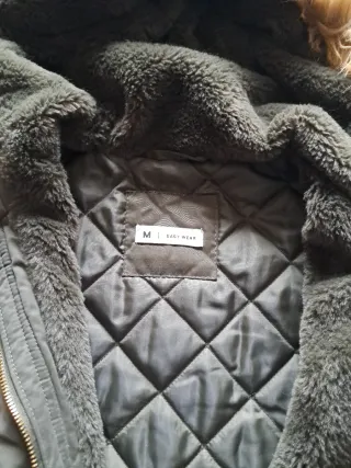 Abrigo verde militar con capucha