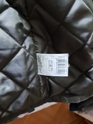 Abrigo verde militar con capucha