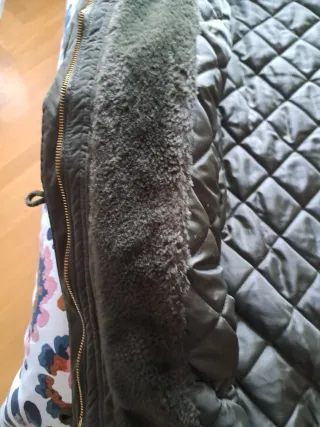 Abrigo verde militar con capucha