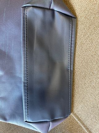 Bolso de mano gris satinado