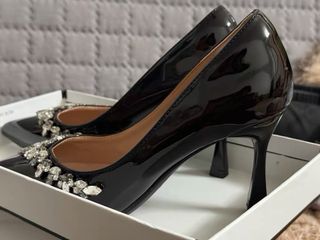 Zapatos de tacón negros con pedrería