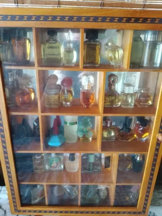 Expositor de perfumes de madera