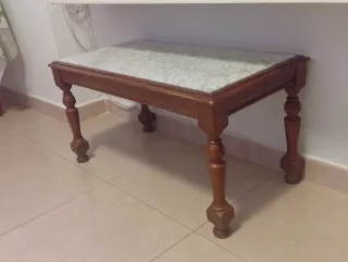 Tavolo in legno con piano in marmo