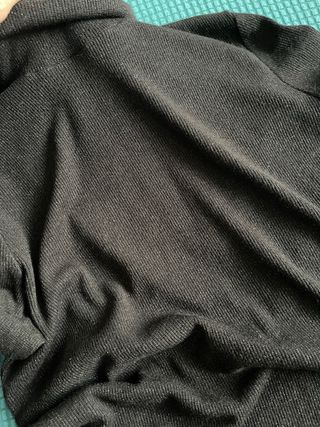 Suéter negro cuello alto