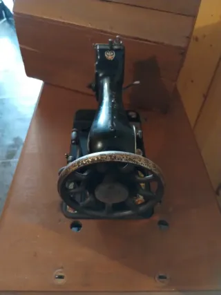 Máquina de coser Singer antigua con soporte