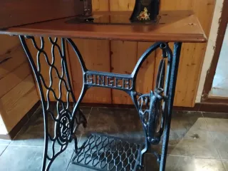 Máquina de coser Singer antigua con soporte