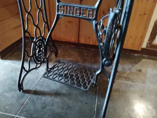 Máquina de coser Singer antigua con soporte
