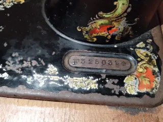 Máquina de coser Singer antigua con soporte