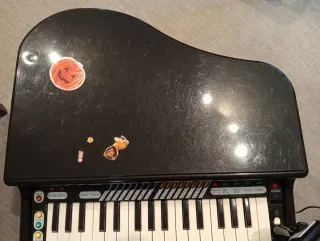 Piano de cola infantil con asiento