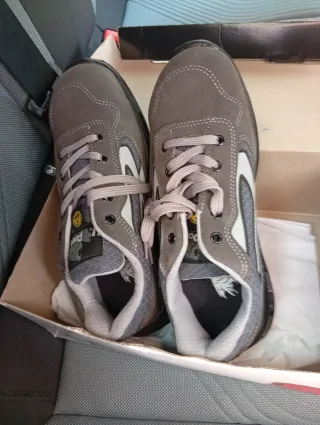 Zapatos de trabajo nuevos