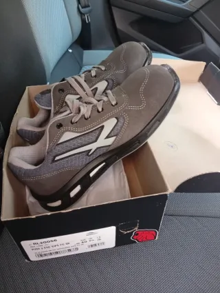 Zapatos de trabajo nuevos