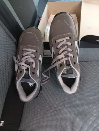 Zapatos de trabajo nuevos