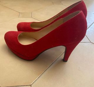 Zapatos de tacón rojos con plataforma