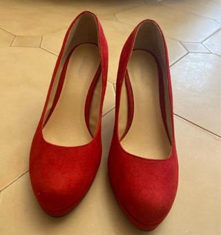 Zapatos de tacón rojos con plataforma