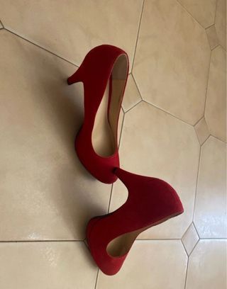 Zapatos de tacón rojos con plataforma