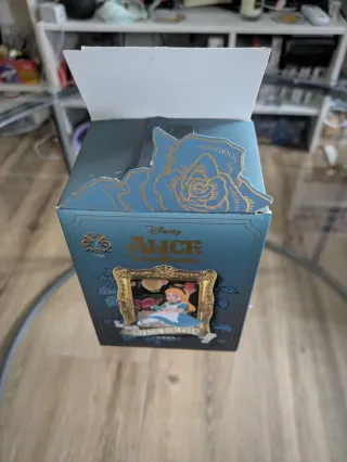 Figura Conejo Alice Wonderland miniso