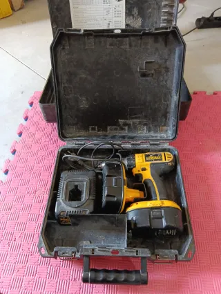 Taladro Inalámbrico DeWalt con Cargador y Maletín