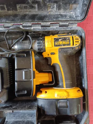 Taladro Inalámbrico DeWalt con Cargador y Maletín