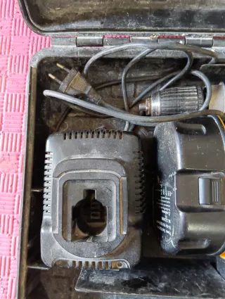 Taladro Inalámbrico DeWalt con Cargador y Maletín