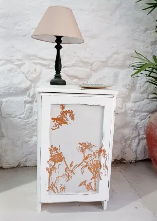 Mesita auxiliar de madera y cristal