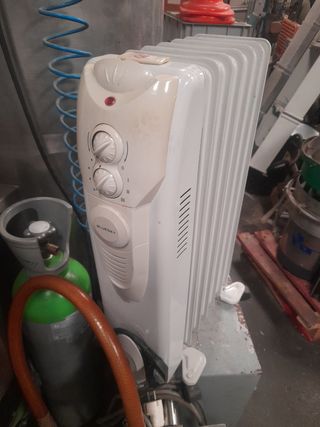 Radiador eléctrico blanco y naranja