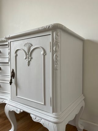 Aparador antiguo madera tallada blanco