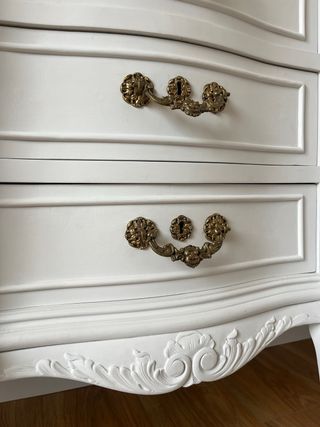 Aparador antiguo madera tallada blanco