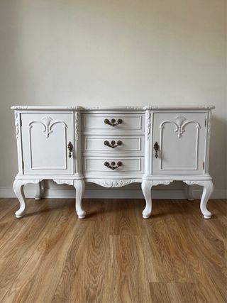 Aparador antiguo madera tallada blanco