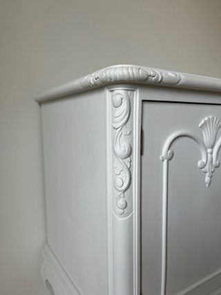 Aparador antiguo madera tallada blanco