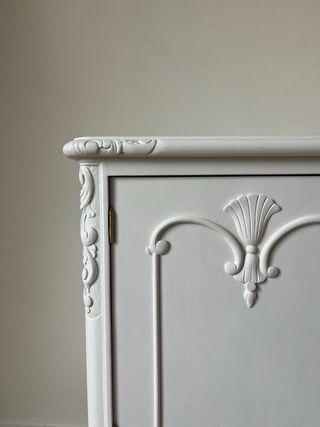 Aparador antiguo madera tallada blanco