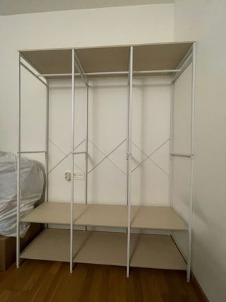 Armario abierto metal y madera