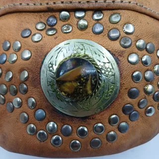 Riñonera de piel con engarces hecha a mano