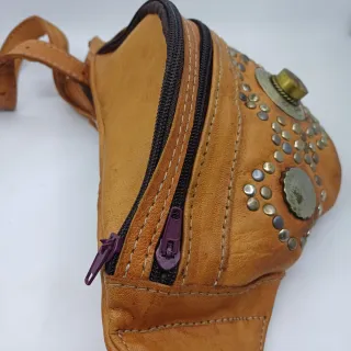 Riñonera de piel con engarces hecha a mano