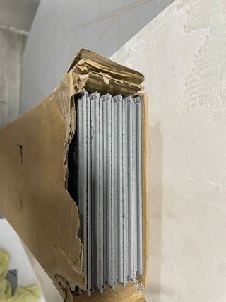 Suelo vinílico imitación madera gris