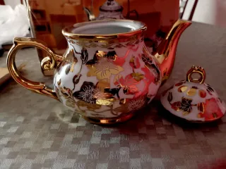 JUEGO DE 13 PIEZAS DE CAFÉ, DORADO Y DE PORCELA