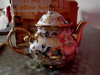 JUEGO DE 13 PIEZAS DE CAFÉ, DORADO Y DE PORCELA