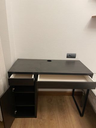 Escritorio con cajonera y patas metálicas