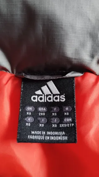 Abrigo Adidas gris y naranja