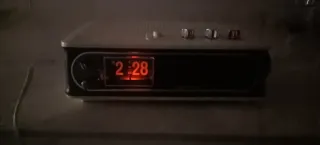 Radio despertador vintage blanco y negro