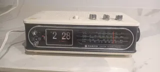 Radio despertador vintage blanco y negro