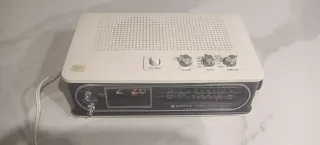Radio despertador vintage blanco y negro