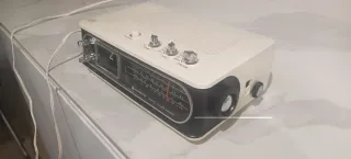 Radio despertador vintage blanco y negro