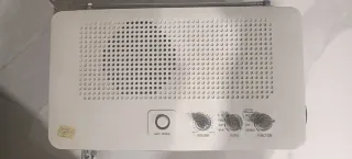 Radio despertador vintage blanco y negro