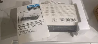 Radio despertador vintage blanco y negro