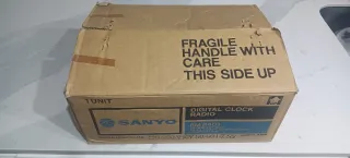 Radio despertador vintage blanco y negro