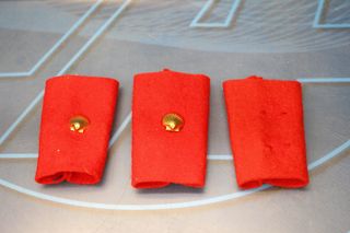 Insignias de grado OJE. 3 manguitos fieltro rojo y dos conchas doradas.
