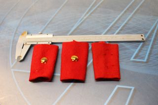 Insignias de grado OJE. 3 manguitos fieltro rojo y dos conchas doradas.