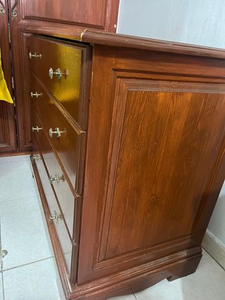 Cómoda de madera marrón