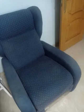 Cómodo sillón de tela azul.