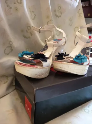 Sandalias Tissaia cuña flores multicolor